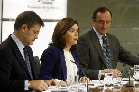 6/11/2015. Consejo de Ministros: Sáenz de Santamaría, Catalá y Alonso. La vicepresidenta del Gobierno, Soraya Sáenz de Santamaría, junto al ...